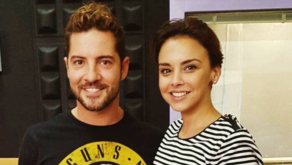 Chenoa y David Bisbal posando juntos en los ensayos del concierto 'OT. El Reencuentro'