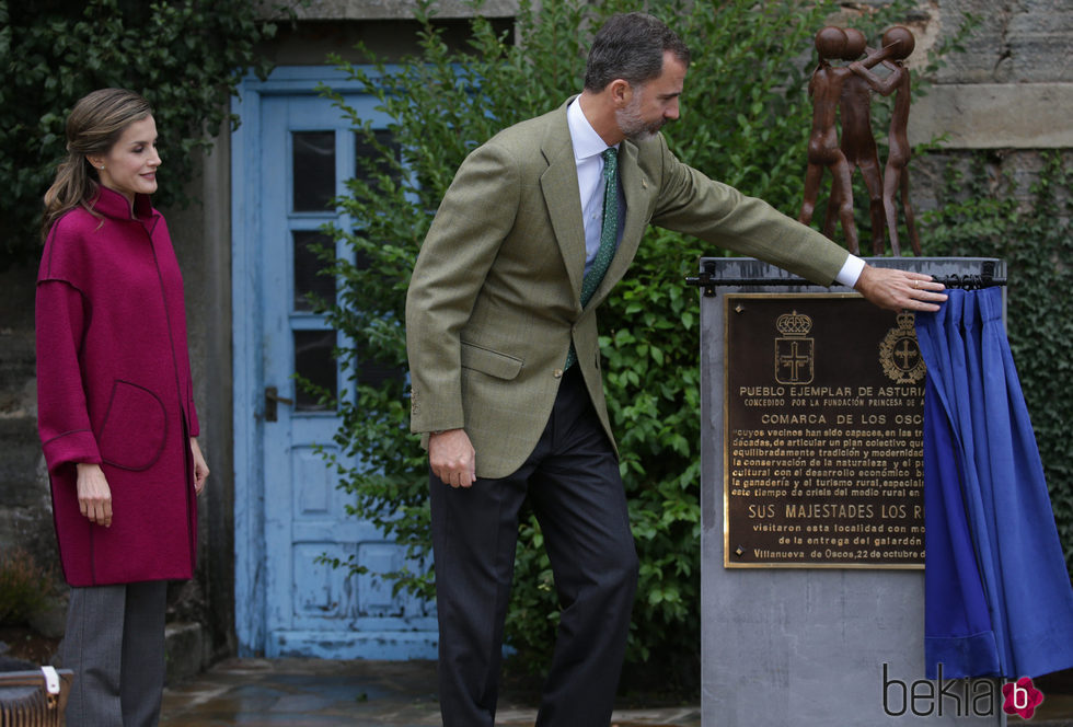 El Rey Felipe VI y la Reina Letizia entregando el Premio al Pueblo Ejemplar a Los Oscos, en Asturias