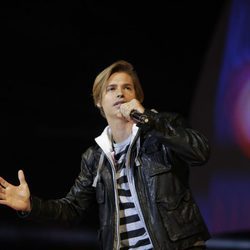 Carlos Baute actuando en el concierto 'Por ellas' de Cadena 100