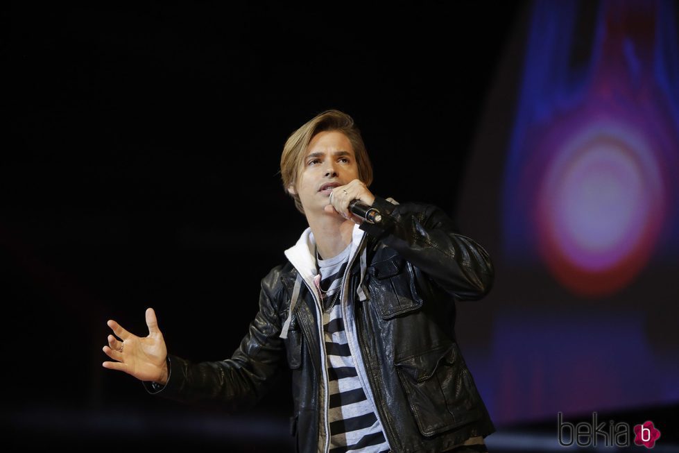 Carlos Baute actuando en el concierto 'Por ellas' de Cadena 100