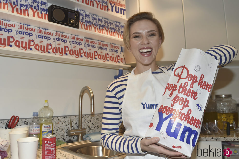 Scarlett Johansson en su tienda de palomitas en París