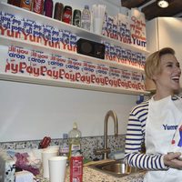 Scarlett Johansson muy feliz en la apertura de su tienda de palomitas en París