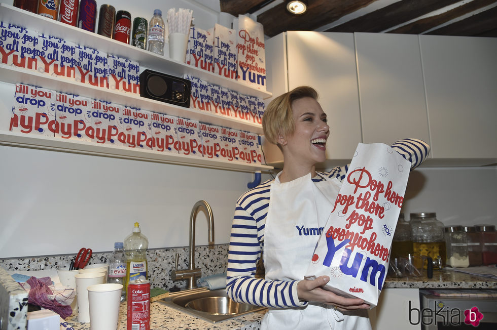 Scarlett Johansson muy feliz en la apertura de su tienda de palomitas en París