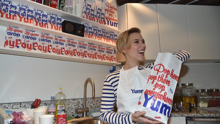 Scarlett Johansson muy feliz en la apertura de su tienda de palomitas en París