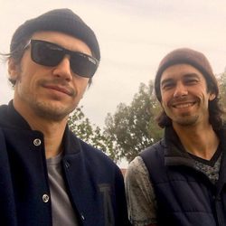 Tom y James Franco compartiendo un momento familiar