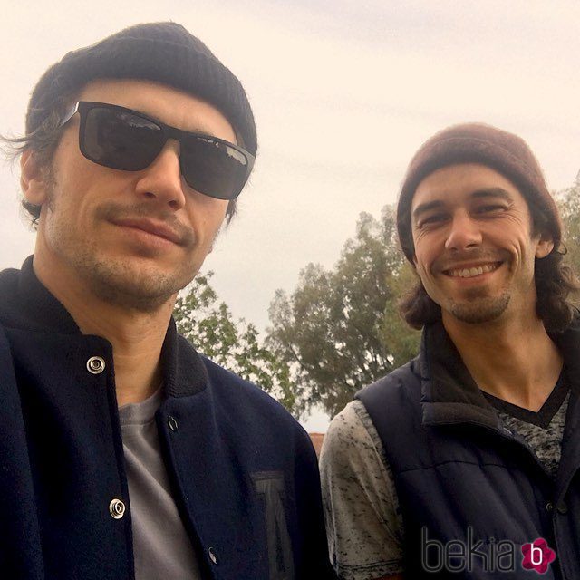 Tom y James Franco compartiendo un momento familiar