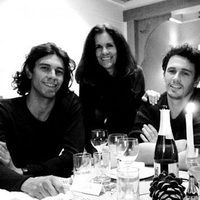 Los tres hermanos Franco con su madre