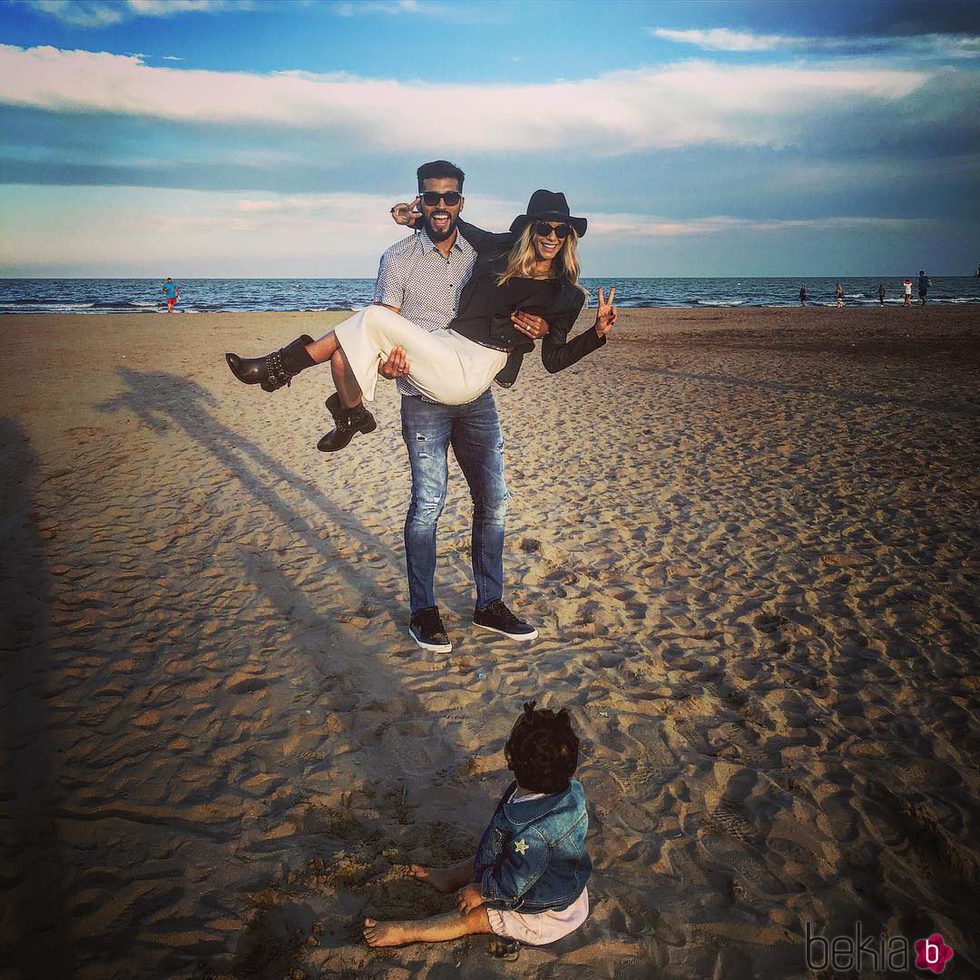 Tamara Gorro paseando por la playa de Valencia con Ezequiel Garay y Shaila