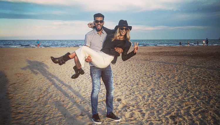 Tamara Gorro paseando por la playa de Valencia con Ezequiel Garay y Shaila