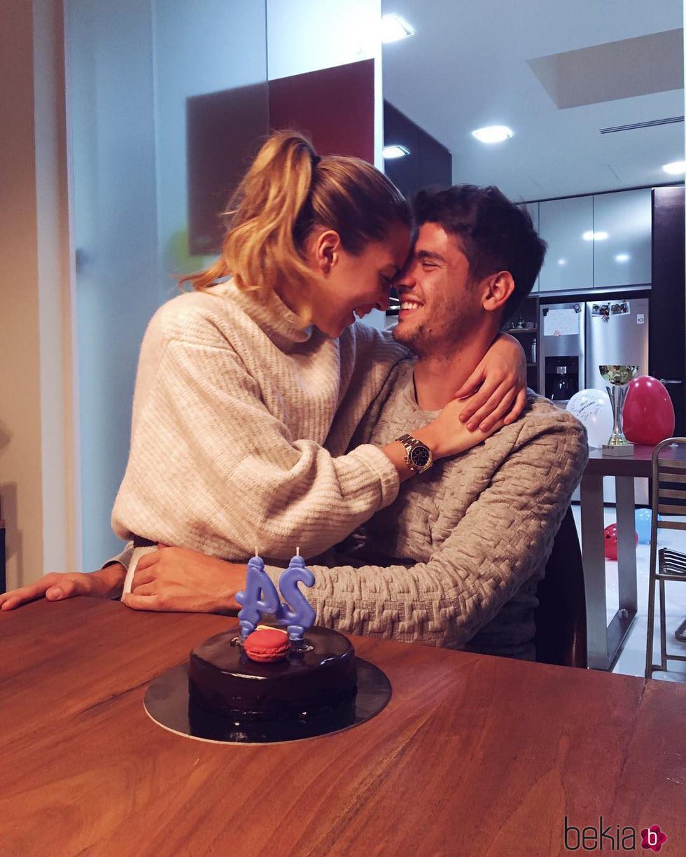 Alice Campello felicitando a Álvaro Morata por su 24 cumpleaños