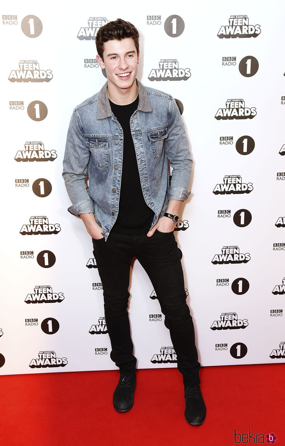 Shawn Mendes en la alfombra roja de los BBC Radio 1's Teen Awards 2016