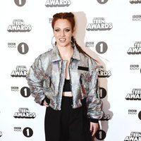 Jess Glynne en la alfombra roja de los BBC Radio 1's Teen Awards 2016