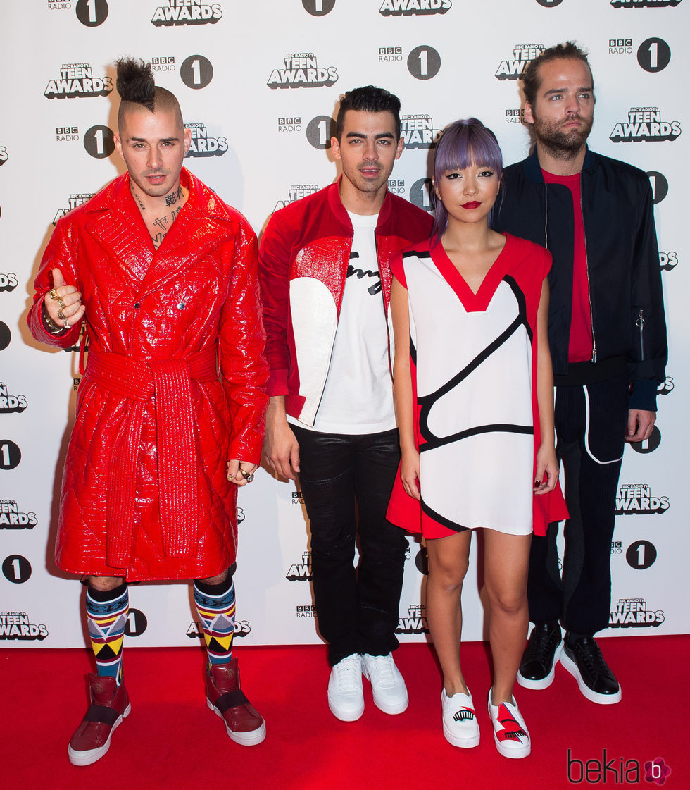 DNCE en la alfombra roja de los BBC Radio 1's Teen Awards 2016