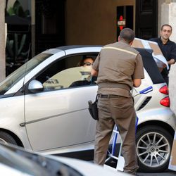 Beatrice Borromeo hablando con los trabajadores para que la dejaran salir