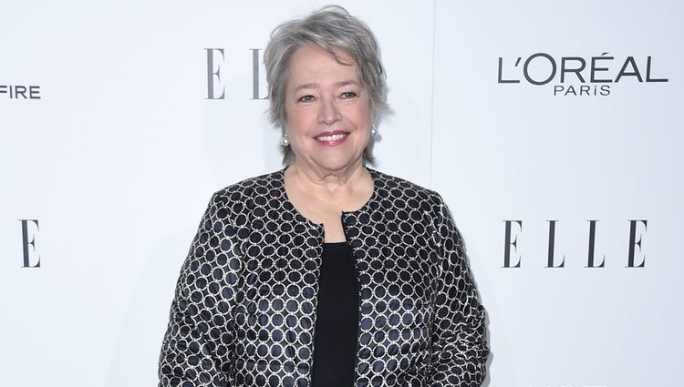 Kathy Bates la entrega de los Premios Women in Hollywood 2016 de la revista Elle