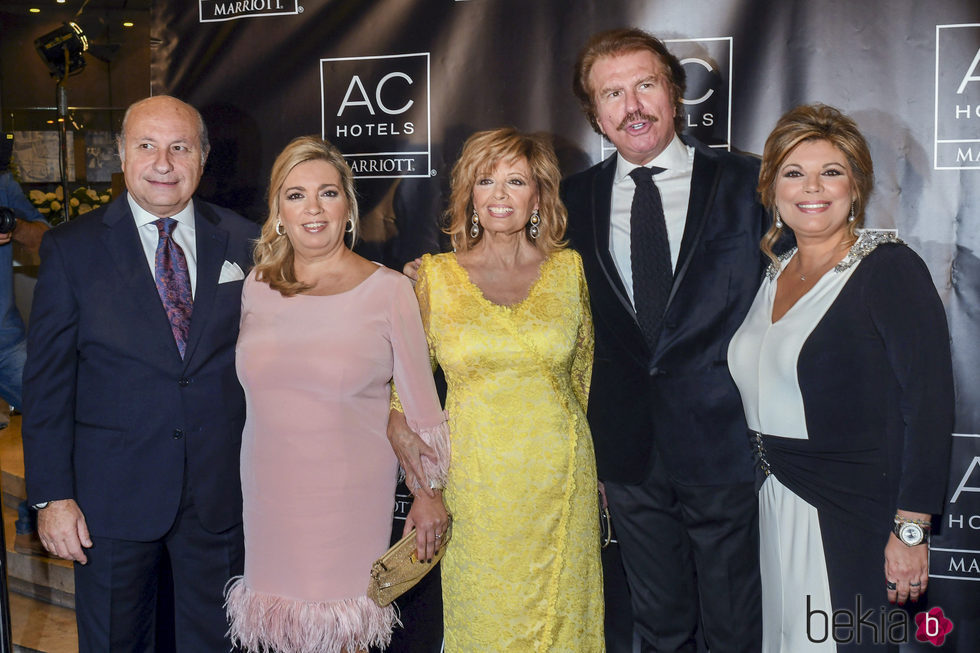 María Teresa Campos, Bigote Arrocet, Carmen Borrego, José Carlos Bernal y Terelu Campos en el aniversario de un hotel en Málaga