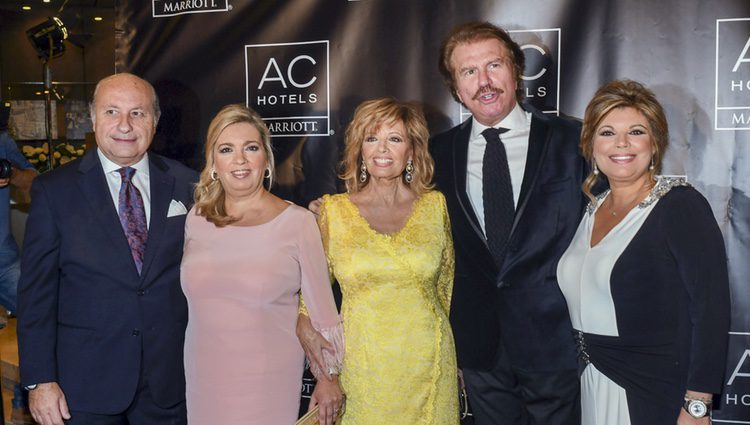 María Teresa Campos, Bigote Arrocet, Carmen Borrego, José Carlos Bernal y Terelu Campos en el aniversario de un hotel en Málaga