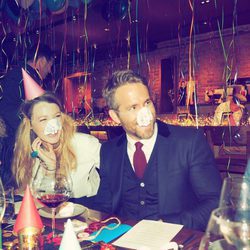 Ryan Reynolds divirtiéndose con Blake Lively en la cena de su 40 cumpleaños