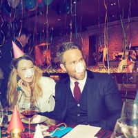 Ryan Reynolds divirtiéndose con Blake Lively en la cena de su 40 cumpleaños