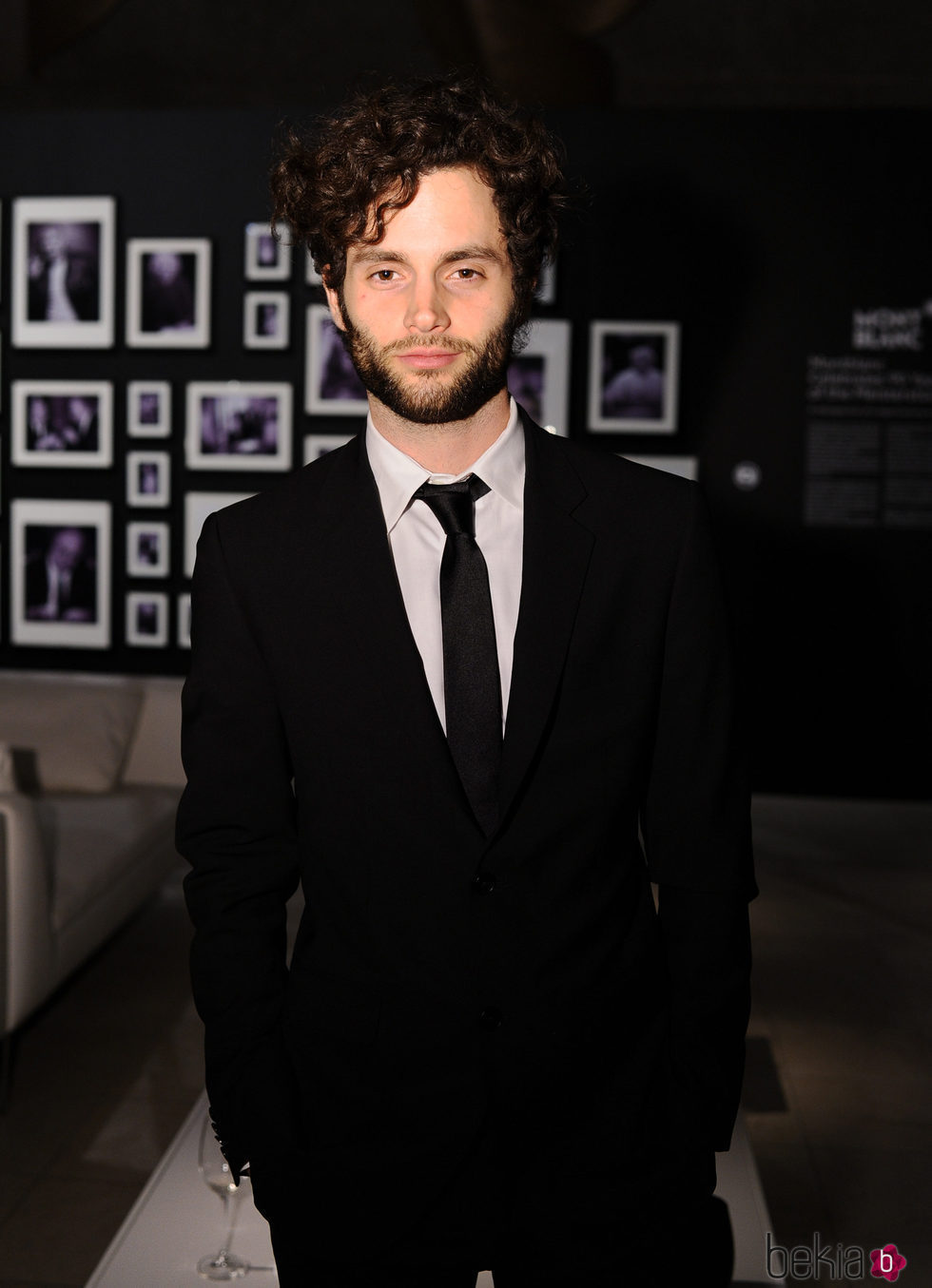 El actor Penn Badgley muy elegante con traje y corbata