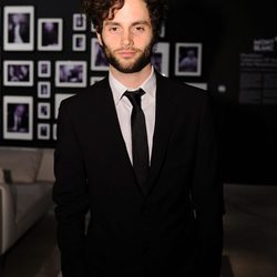 El actor Penn Badgley muy elegante con traje y corbata