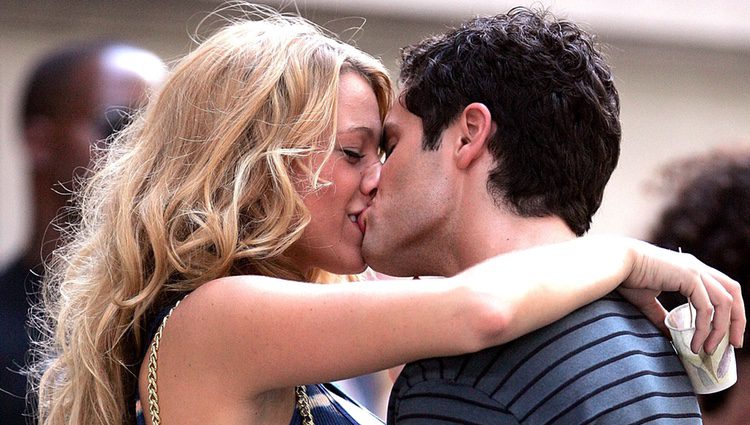 Blake Lively y Penn Badgley besándose en el rodaje de 'Gossip Girl'