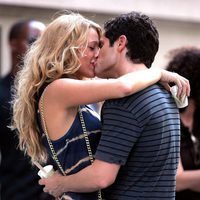 Blake Lively y Penn Badgley besándose en el rodaje de 'Gossip Girl'