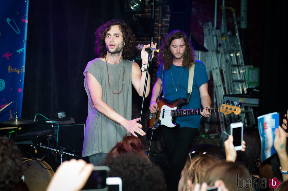 El actor y músico Penn Badgley en un concierto con su banda MOTHXR