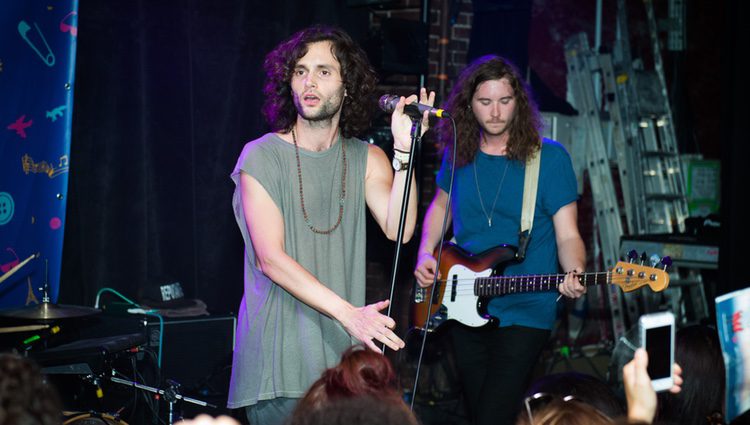 El actor y músico Penn Badgley en un concierto con su banda MOTHXR