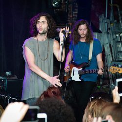 El actor y músico Penn Badgley en un concierto con su banda MOTHXR