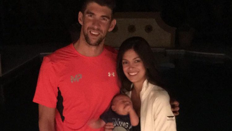 Michael Phelps y Nicole Johnson junto a su hijo Boomer el día de su boda