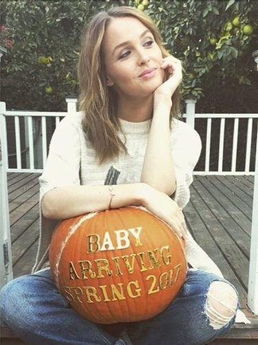 Camila Luddington anuncia su embarazo con una calabaza