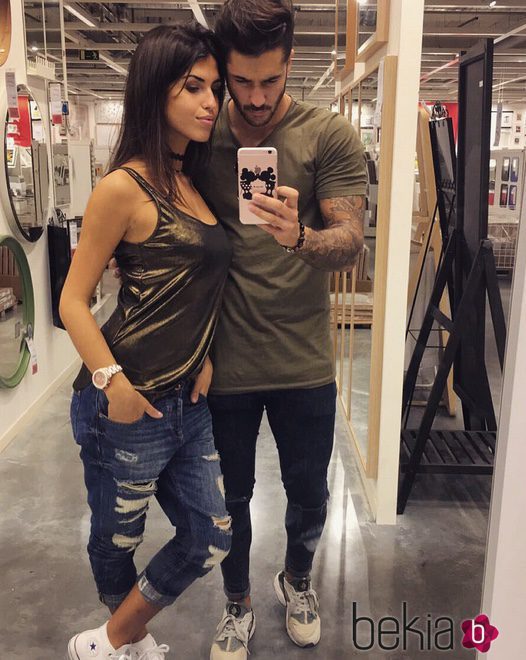 Hugo y Sofía ('MYHYV') en una tienda de muebles y decoración