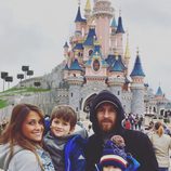 Leo Messi, Antonella Roccuzzo y sus hijos Thiago y Mateo en Disneyland París