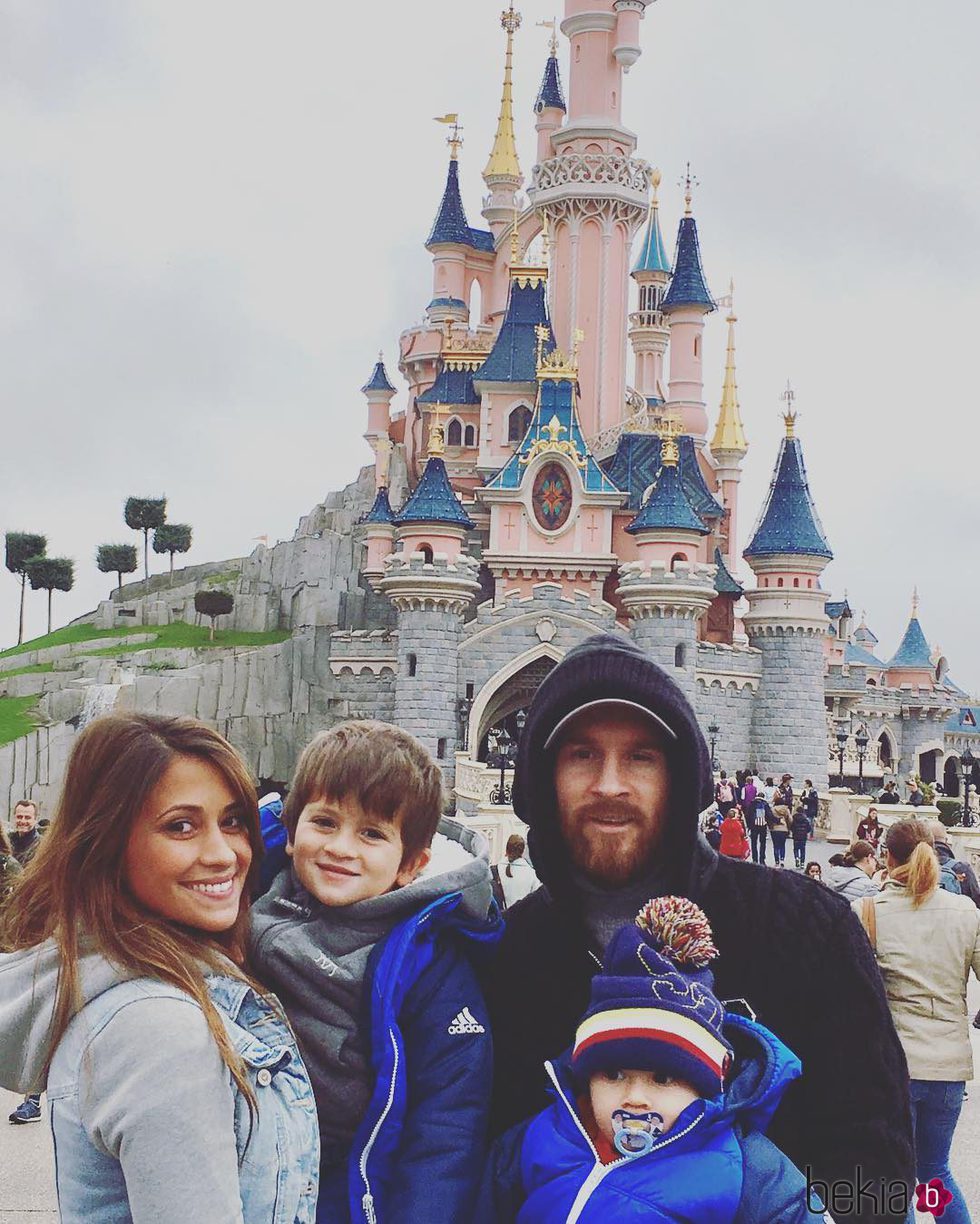 Leo Messi, Antonella Roccuzzo y sus hijos Thiago y Mateo en Disneyland París