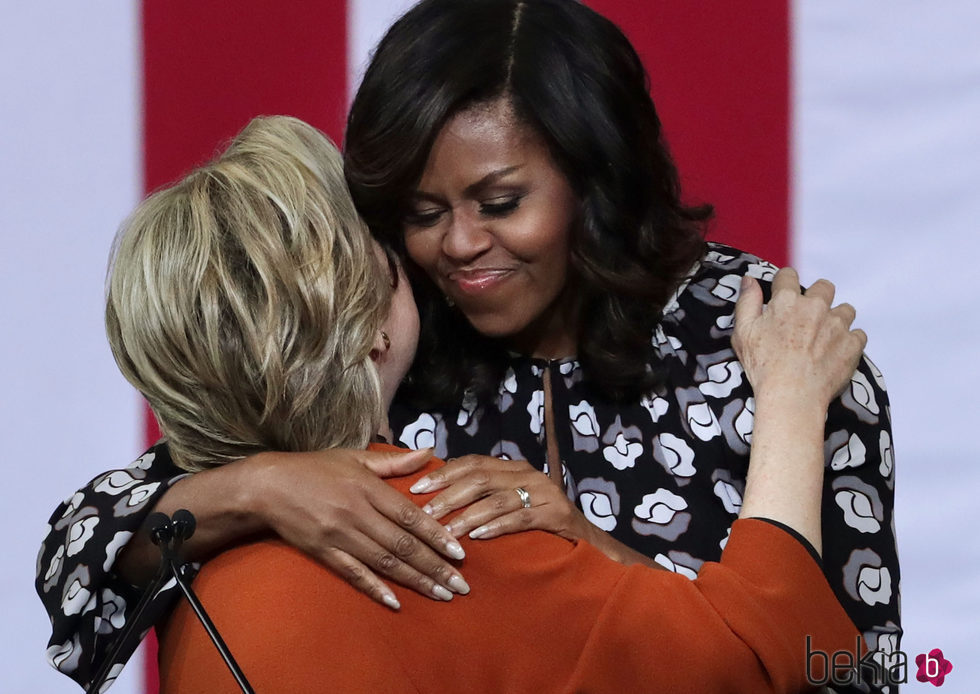 Hillary Clinton y Michelle Obama se abrazan en un mitin de la campaña electoral