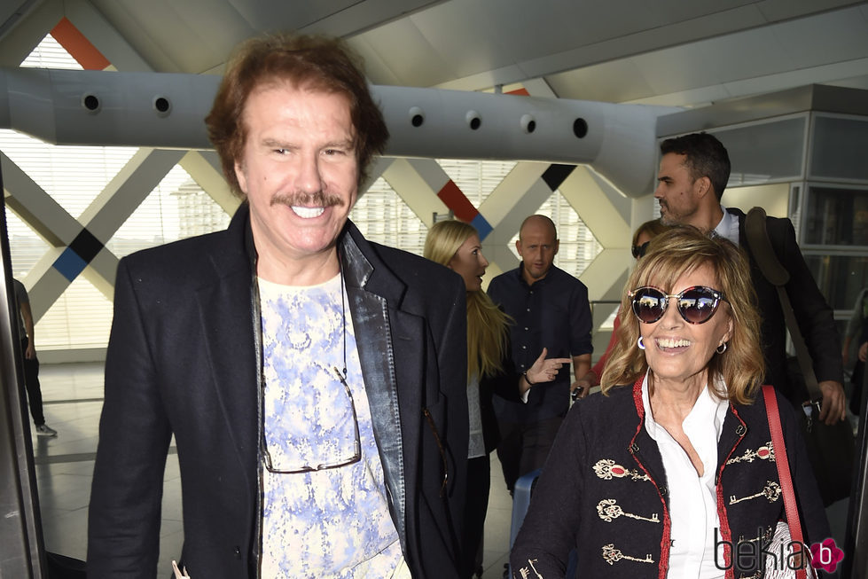 María Teresa Campos y Bigote Arrocet muy sonrientes a su llegada a Madrid desde Málaga