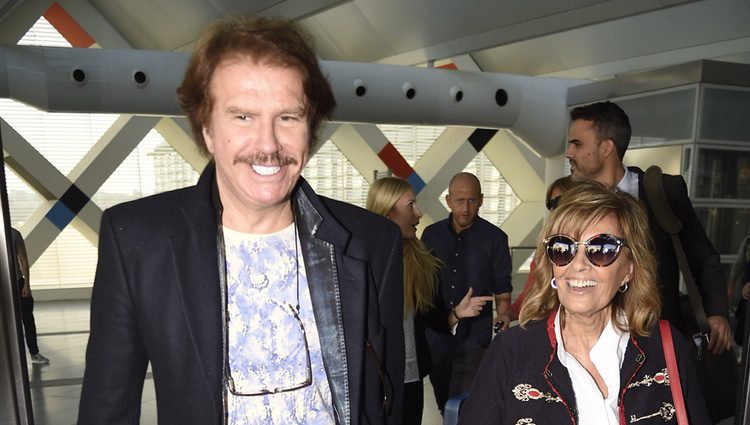 María Teresa Campos y Bigote Arrocet muy sonrientes a su llegada a Madrid desde Málaga