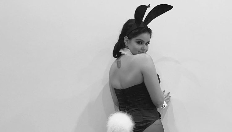 Ariel Winter se disfraza de conejita de Playboy para celebrar Halloween 2016