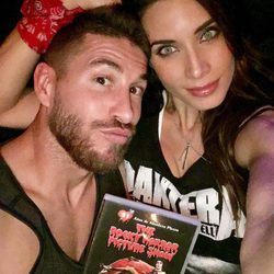 Pilar Rubio y Sergio Ramos viendo una película de miedo por Halloween 2016