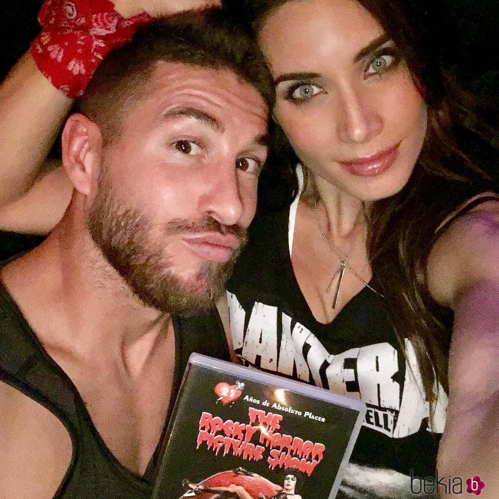 Pilar Rubio y Sergio Ramos viendo una película de miedo por Halloween 2016