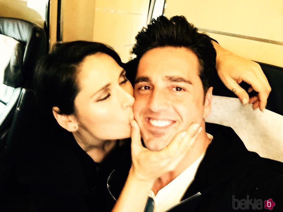 Rosa López besando a David Bustamante camino a Barcelona para el concierto de 'OT: El Reencuentro'