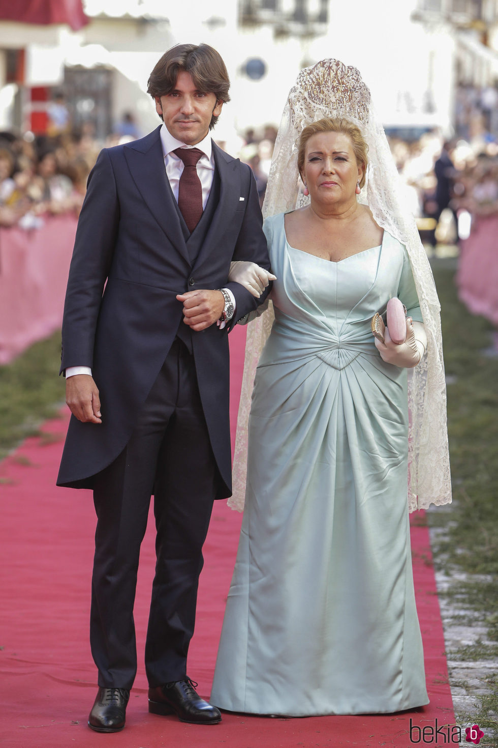 El rejoneador Diego Ventura junto a su madre antes de la boda