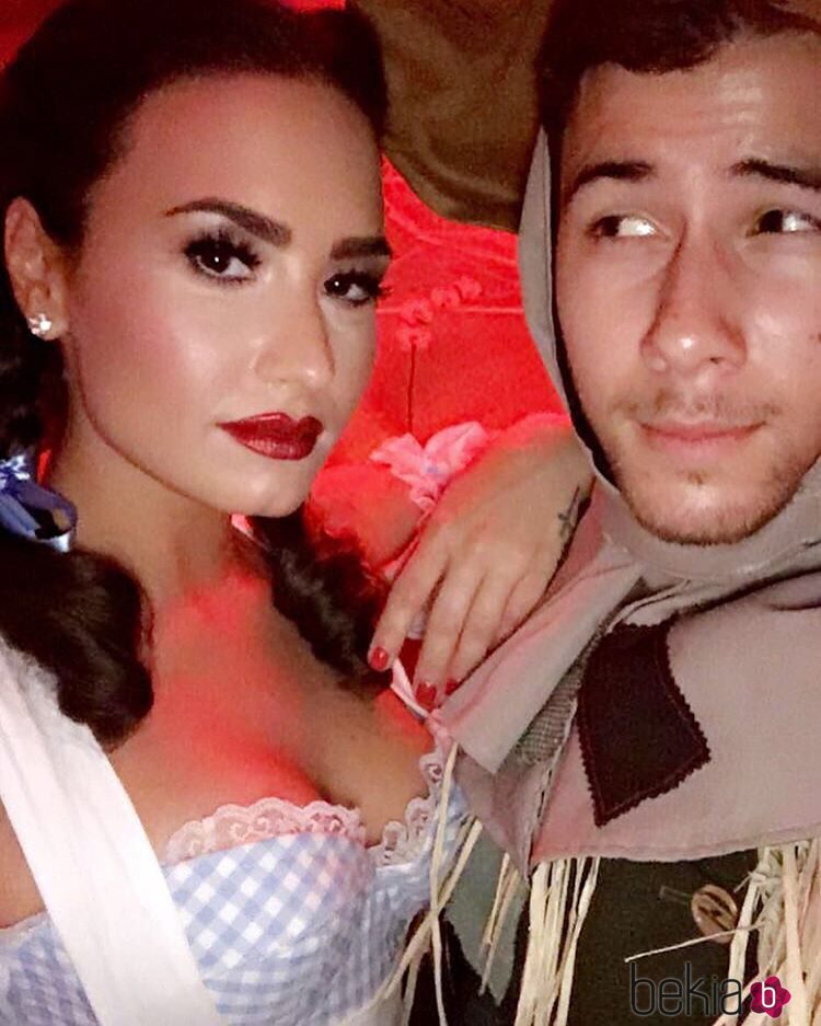 Demi Lovato y Nick Jonas disfrazados de Dorothy Gale y de espantapájaros en Halloween 2016