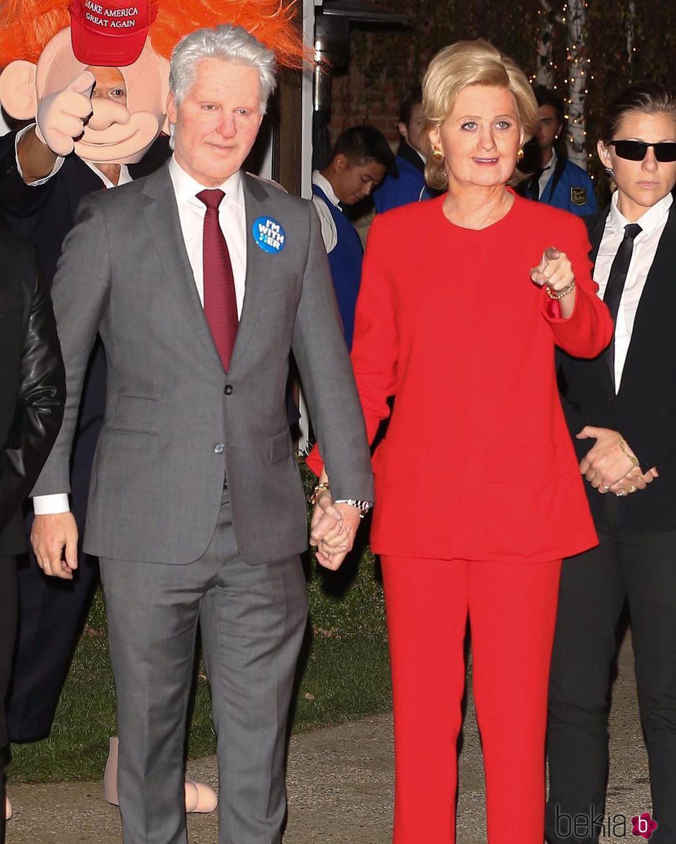 Katy Perry y un amigo disfrazados de Hillary Clinton y Bill Clinton en Halloween 2016