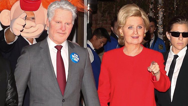 Katy Perry y un amigo disfrazados de Hillary Clinton y Bill Clinton en Halloween 2016