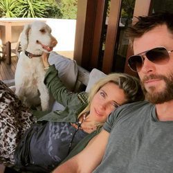 Elsa Pataky y Chris Hemsworth muy cariñosos