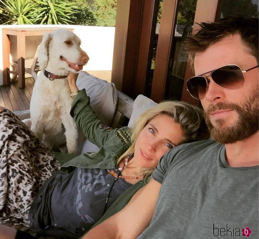 Elsa Pataky y Chris Hemsworth muy cariñosos