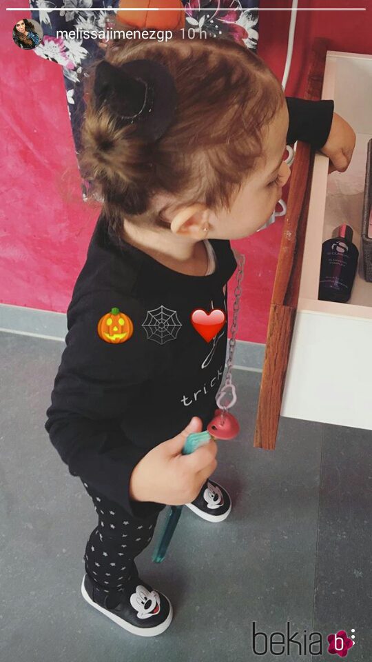 Gala, hija de Melissa Jiménez y Marc Bartra, disfrazada por Halloween 2016