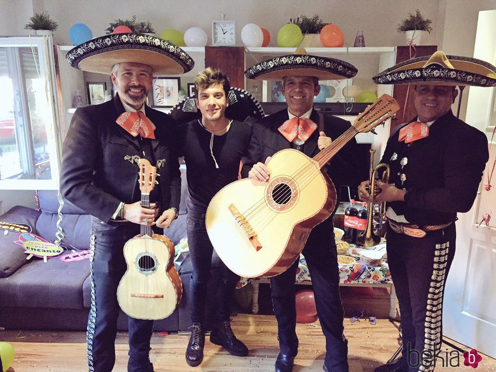 Blas Cantó junto a los mariachis en su fiesta de 25 cumpleaños